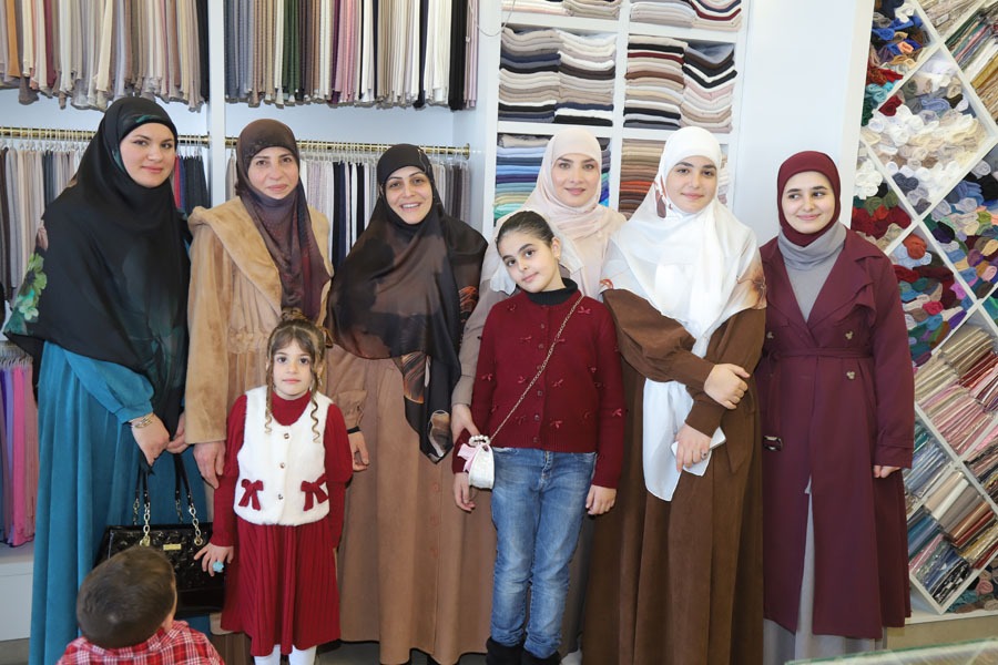 بعد اكثر من 25 سنة خبرة بالاشارب والمنديل بسوق الجملة.. رويال فولارد صار بالحوش