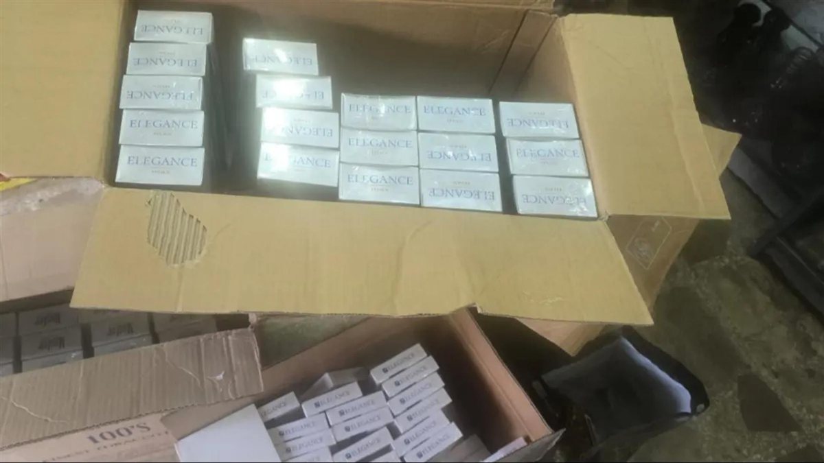 بالصور: سجائر ومعسل مهربة!