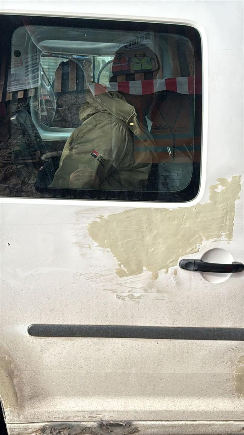 بالصورة: سائق توك توك حاول دهس شرطي بلدية!