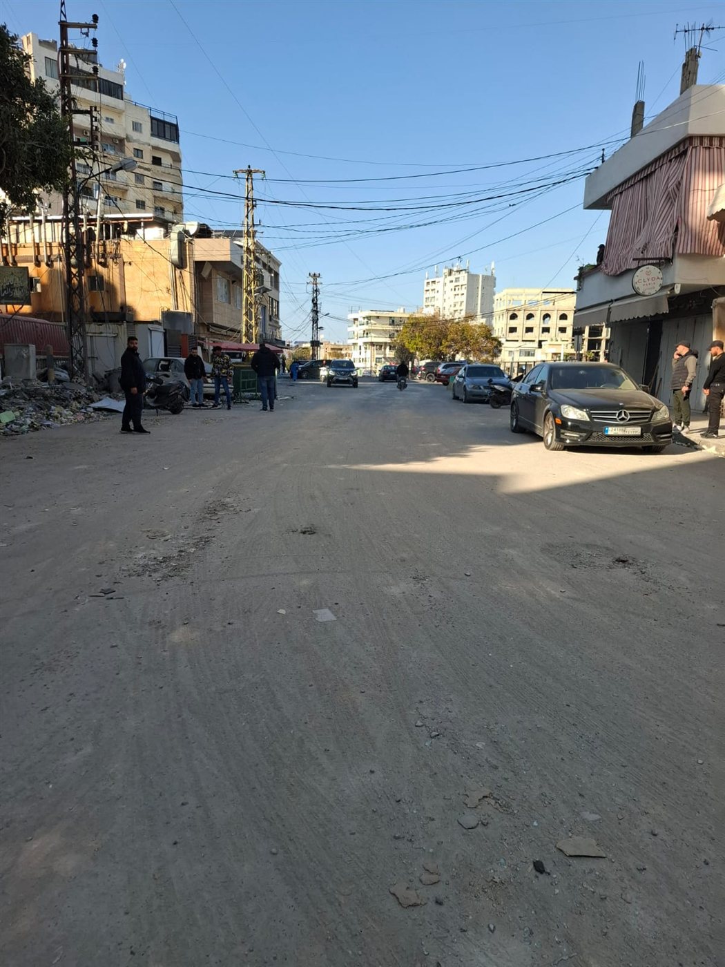 بعد غارة الامس العنيفة على مدينة صور ... اصلاح شبكة الكهرباء وفتح جزئي للطريق