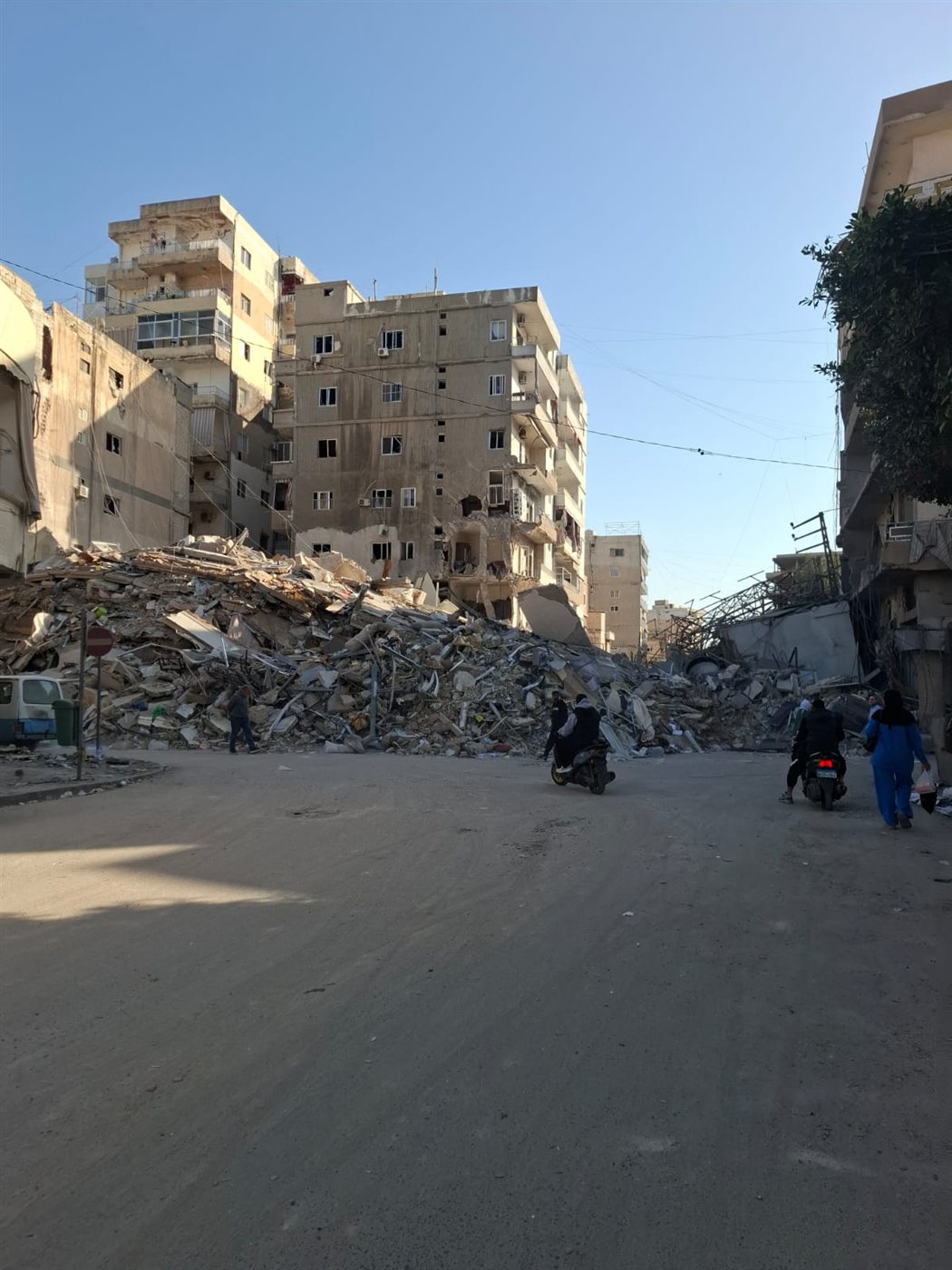 بعد غارة الامس العنيفة على مدينة صور ... اصلاح شبكة الكهرباء وفتح جزئي للطريق