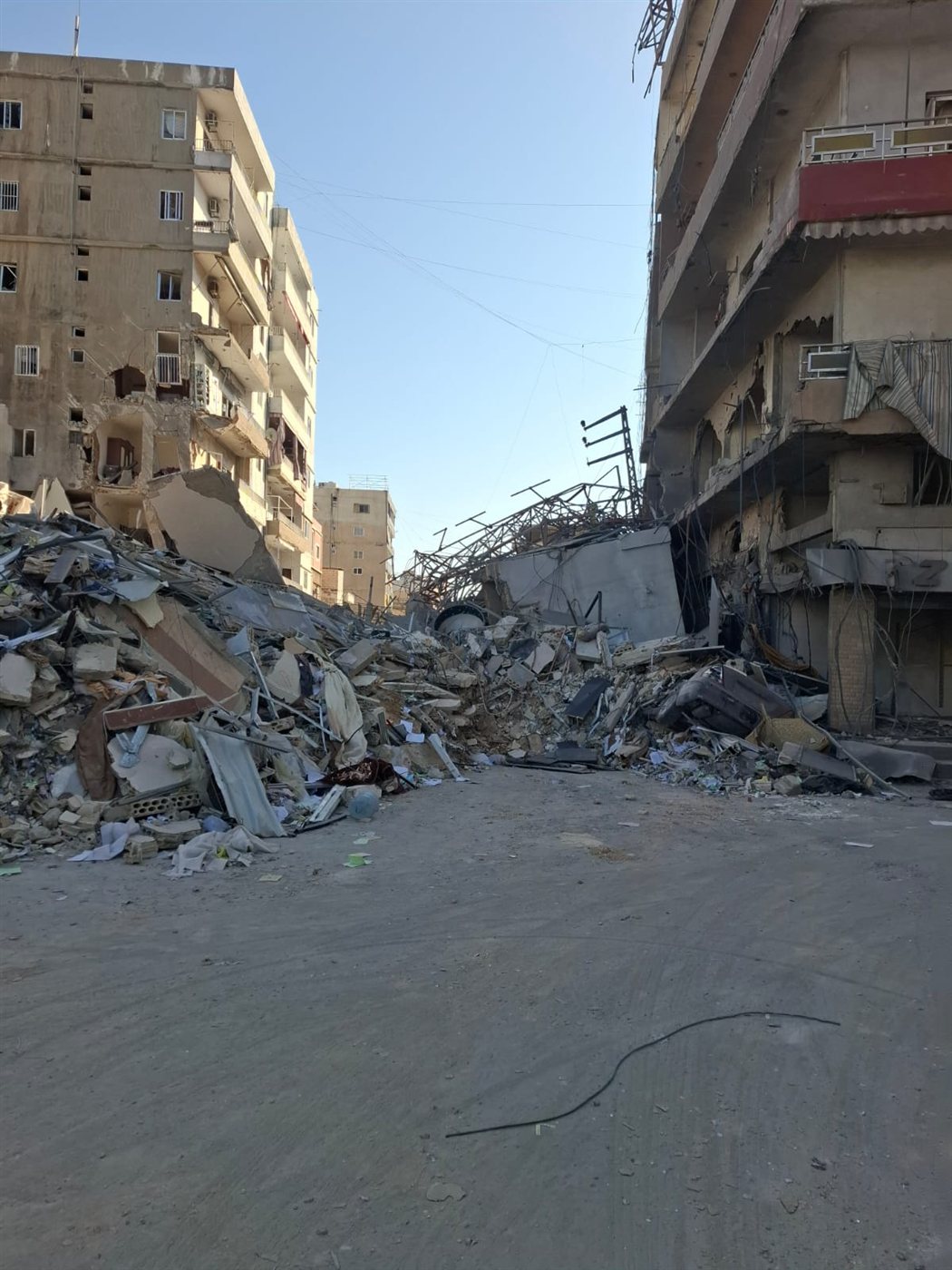 بعد غارة الامس العنيفة على مدينة صور ... اصلاح شبكة الكهرباء وفتح جزئي للطريق