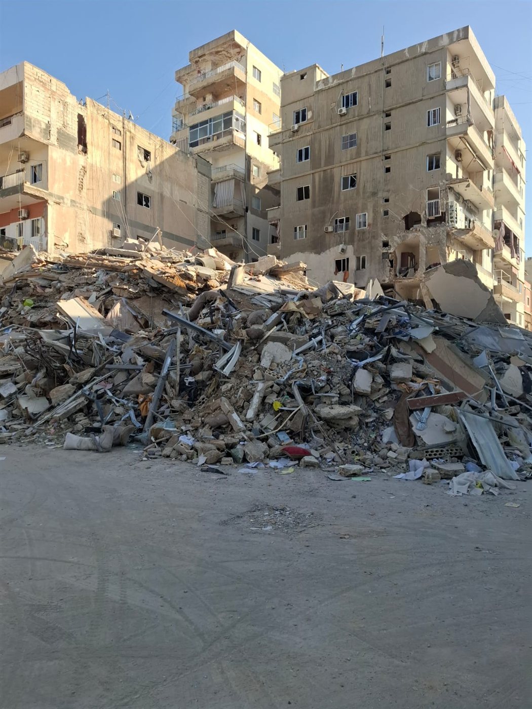 بعد غارة الامس العنيفة على مدينة صور ... اصلاح شبكة الكهرباء وفتح جزئي للطريق