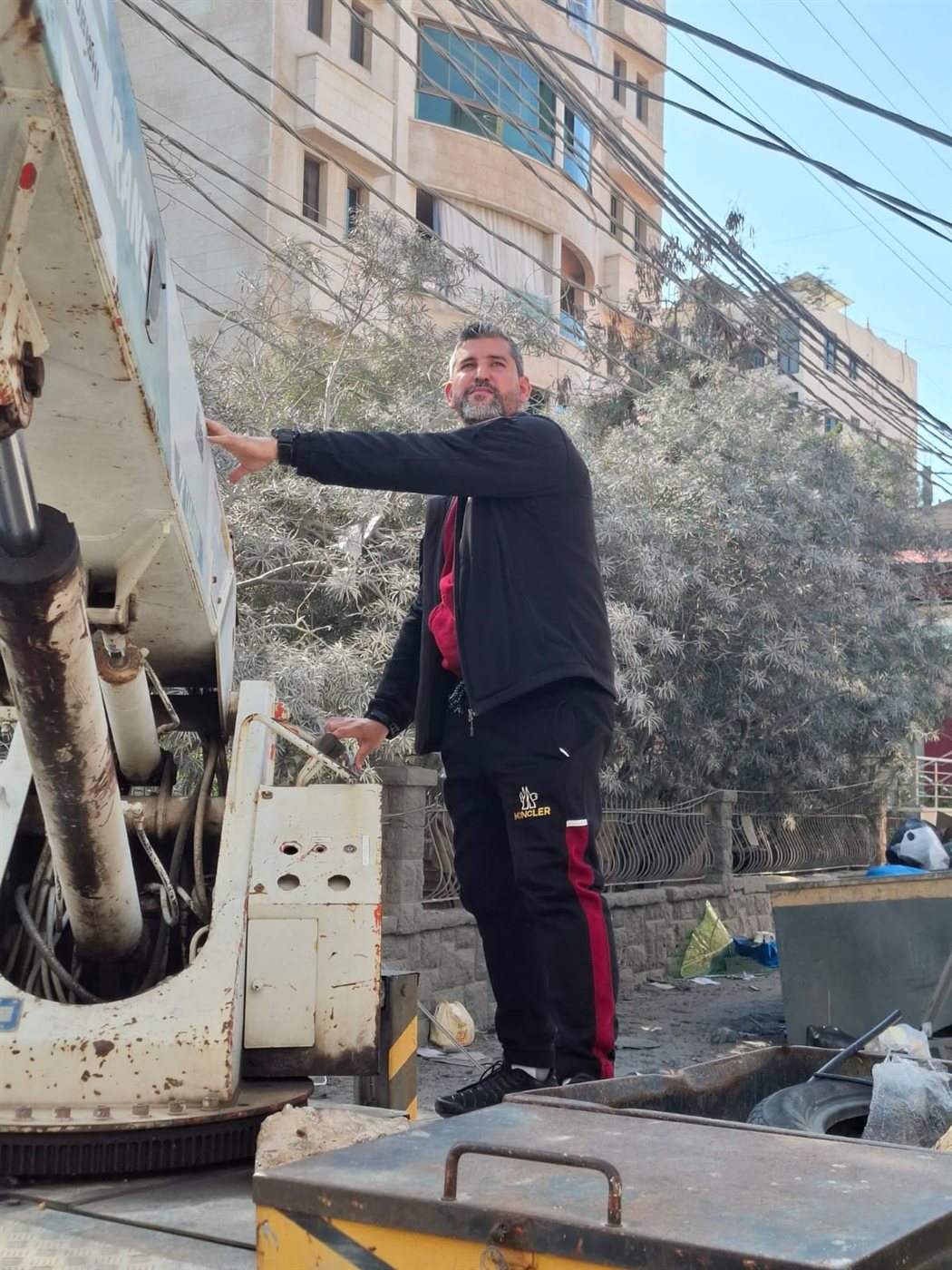 بعد غارة الامس العنيفة على مدينة صور ... اصلاح شبكة الكهرباء وفتح جزئي للطريق