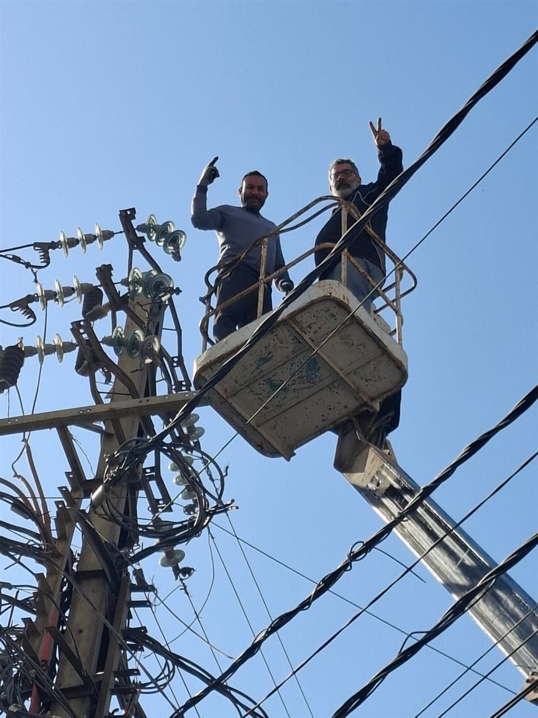 بعد غارة الامس العنيفة على مدينة صور ... اصلاح شبكة الكهرباء وفتح جزئي للطريق