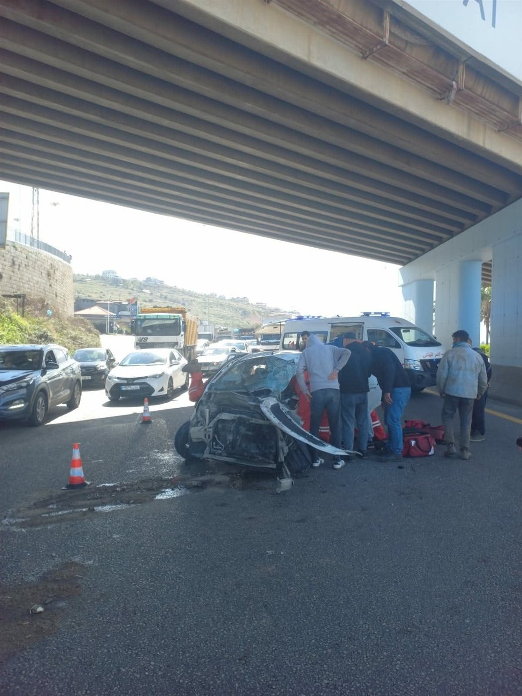 حادث سير مروع على الأوتوستراد الساحلي عند أول الدامور تحت جسر منطقة (مديار) ووقوع عدد من الإصابات