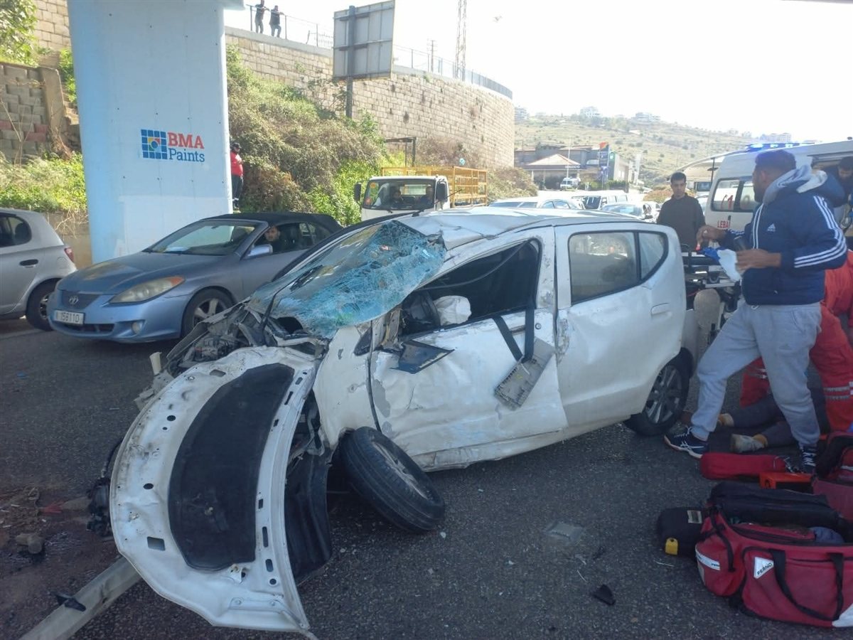 حادث سير مروع على الأوتوستراد الساحلي عند أول الدامور تحت جسر منطقة (مديار) ووقوع عدد من الإصابات