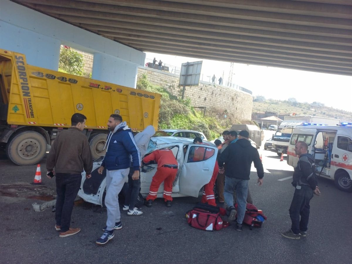 حادث سير مروع على الأوتوستراد الساحلي عند أول الدامور تحت جسر منطقة (مديار) ووقوع عدد من الإصابات