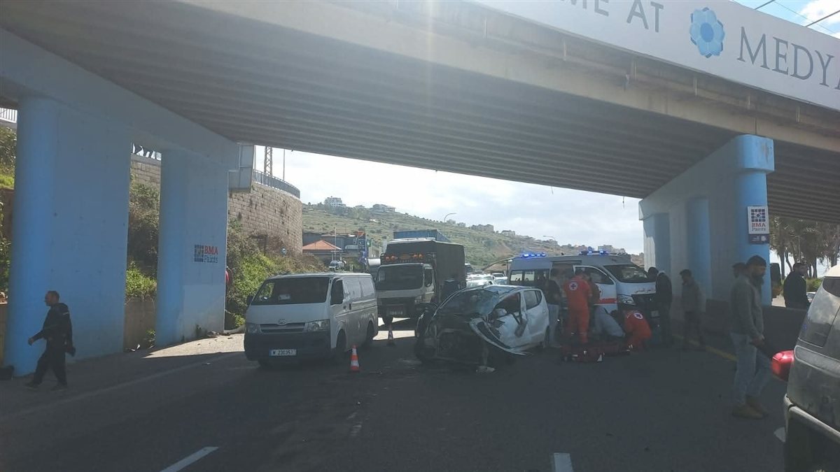 حادث سير مروع على الأوتوستراد الساحلي عند أول الدامور تحت جسر منطقة (مديار) ووقوع عدد من الإصابات