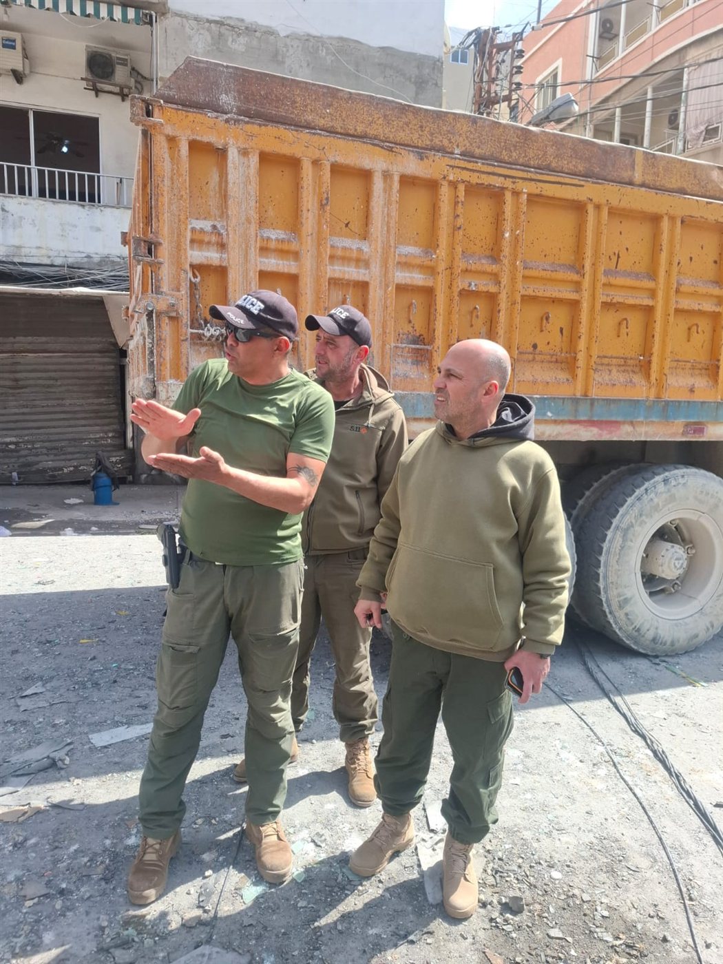 بالصور: بدء اعمال رفع انقاض المبنى المدمر في مدينة صور