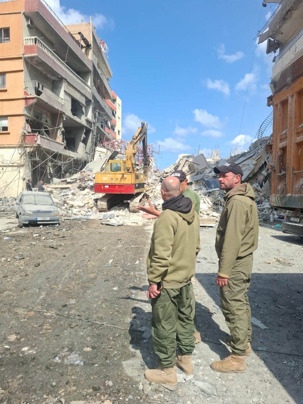 بالصور: بدء اعمال رفع انقاض المبنى المدمر في مدينة صور