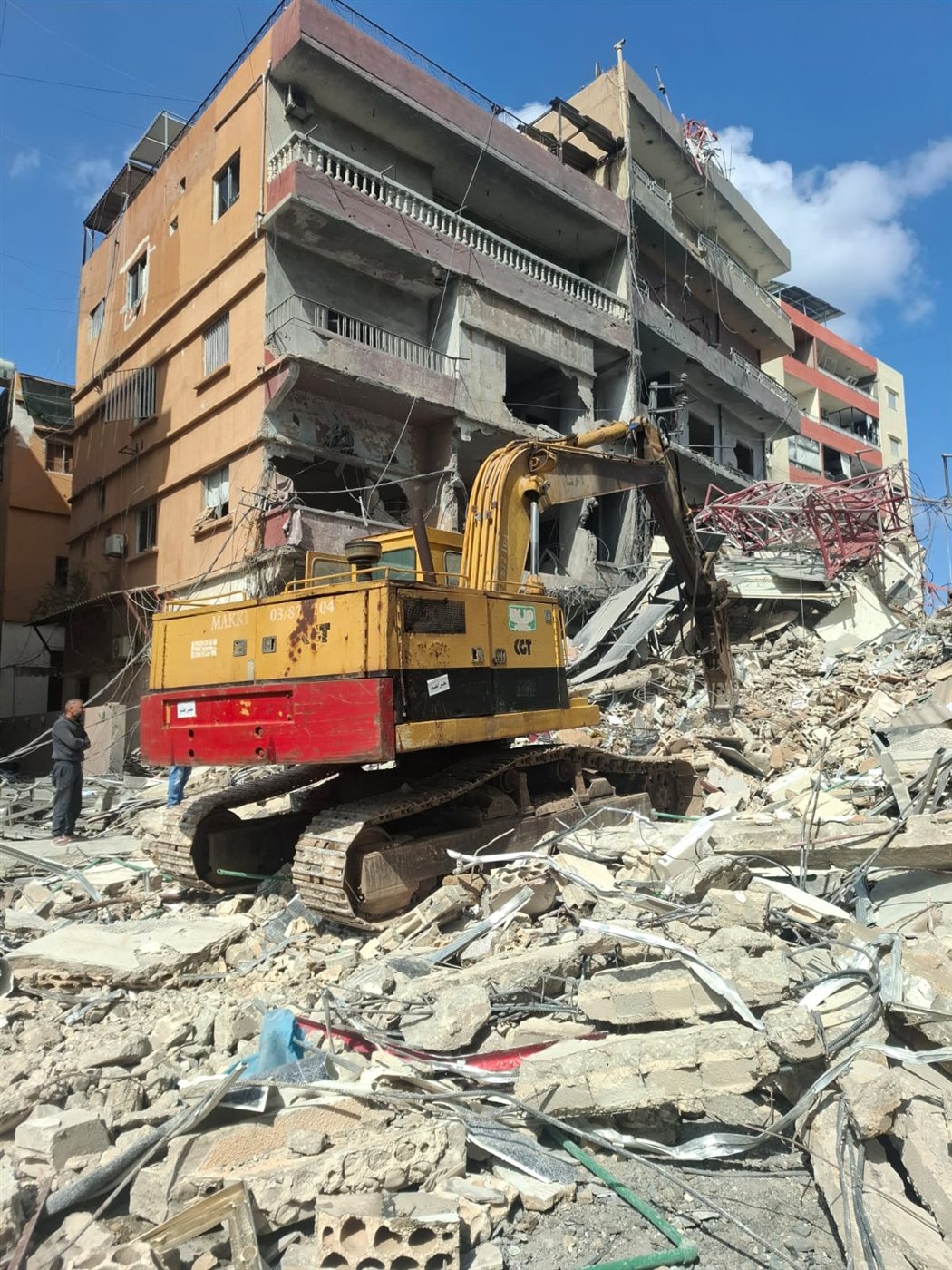 بالصور: بدء اعمال رفع انقاض المبنى المدمر في مدينة صور