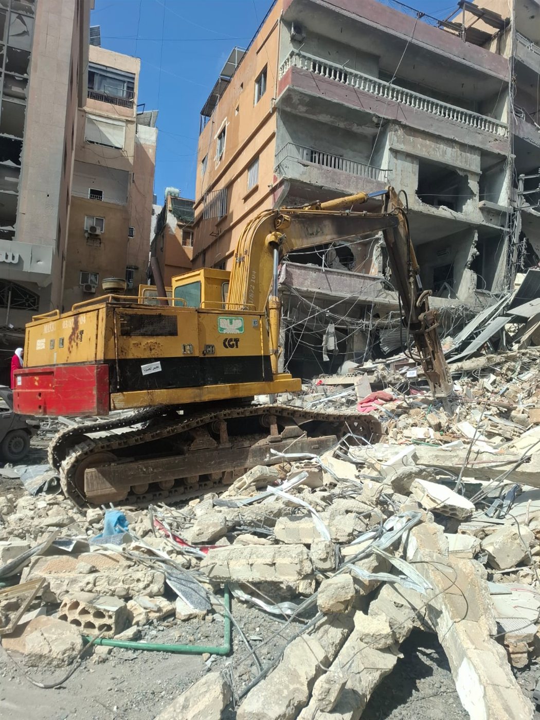 بالصور: بدء اعمال رفع انقاض المبنى المدمر في مدينة صور