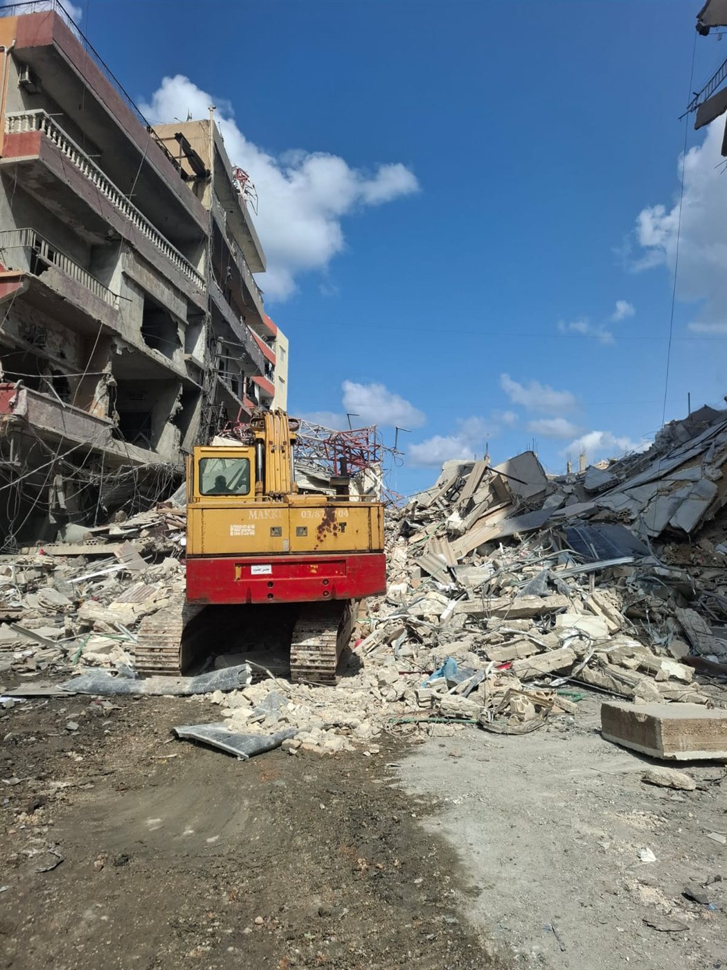 بالصور: بدء اعمال رفع انقاض المبنى المدمر في مدينة صور