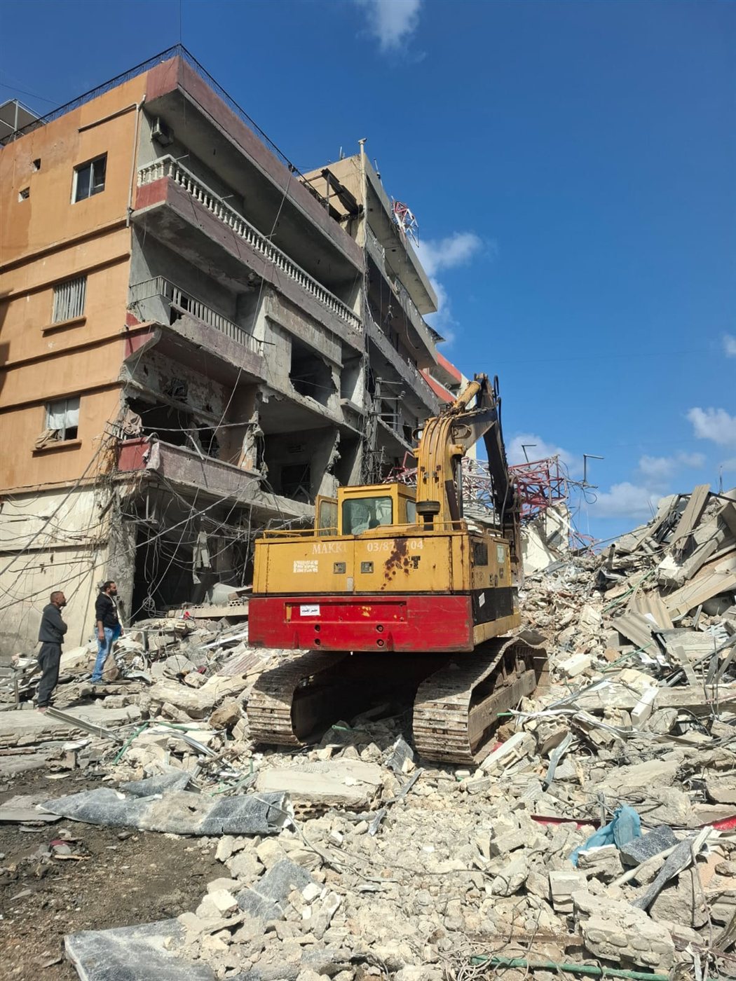 بالصور: بدء اعمال رفع انقاض المبنى المدمر في مدينة صور