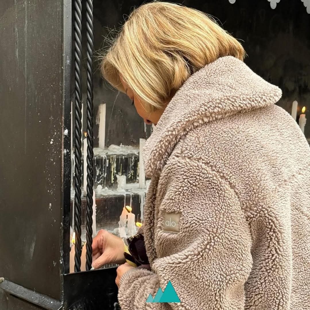 اللبنانية الأولى السيدة نعمت عون تزور دير مار مارون - عنايا وضريح القديس شربل للصلاة وتضيء شمعة على نية السلام في لبنان