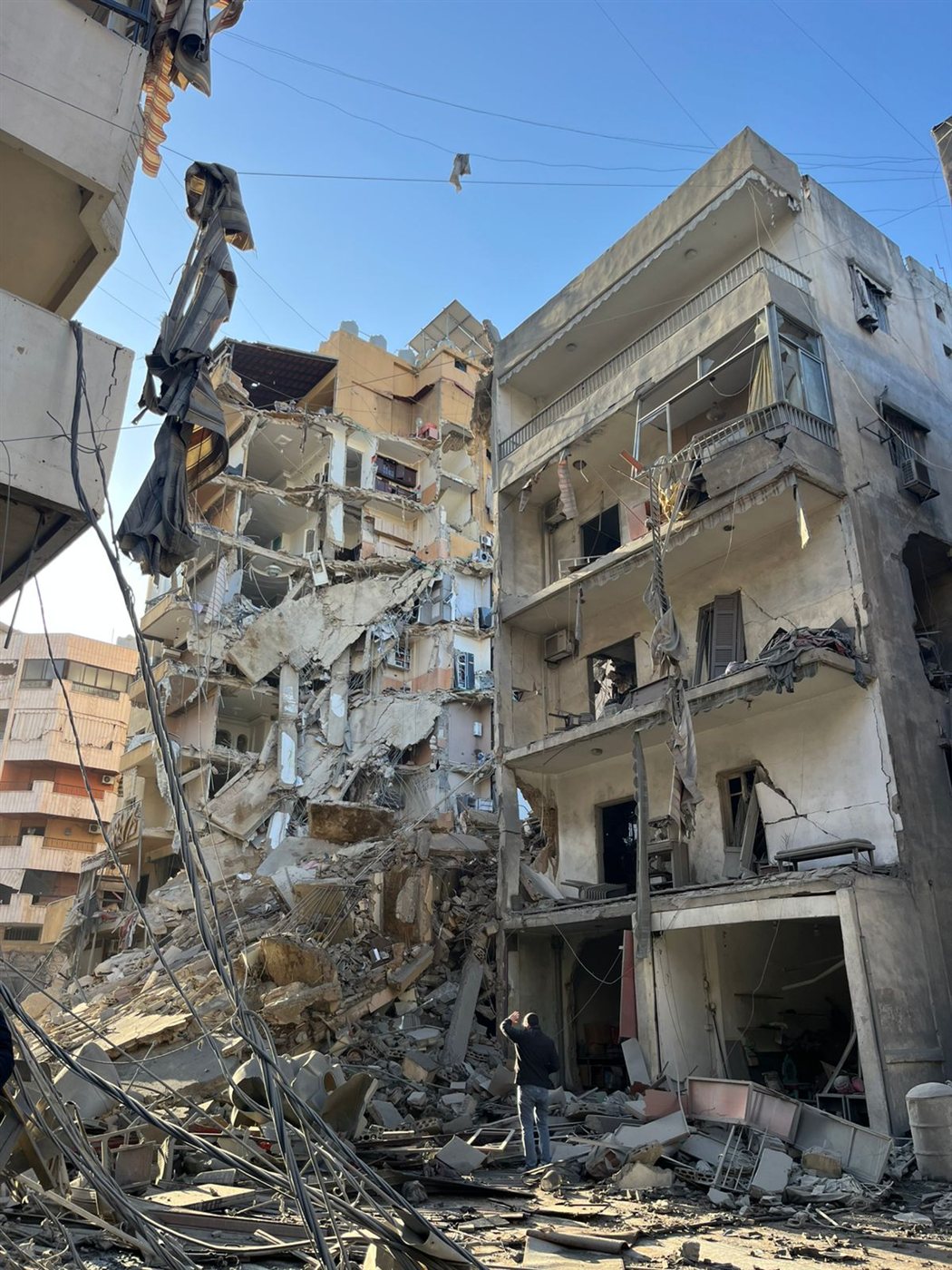 مشاهد صباحية توثق الدمار الهائل الذي خلفته الغارات على الضاحية الجنوبية فجرا