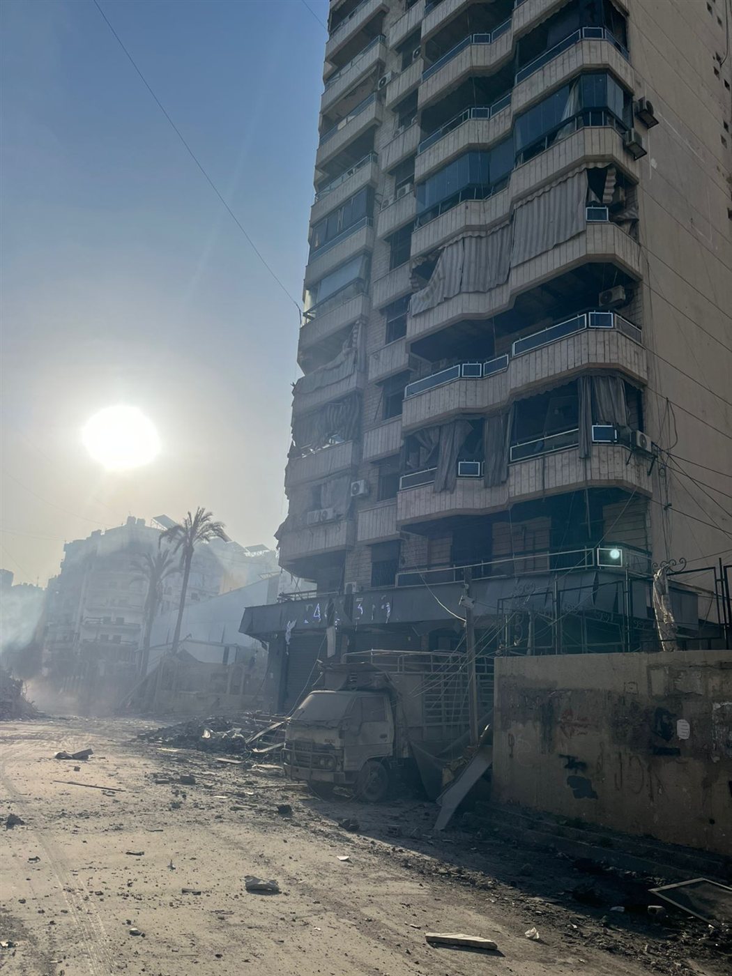 مشاهد صباحية توثق الدمار الهائل الذي خلفته الغارات على الضاحية الجنوبية فجرا