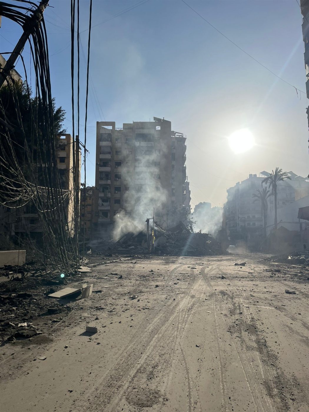 مشاهد صباحية توثق الدمار الهائل الذي خلفته الغارات على الضاحية الجنوبية فجرا