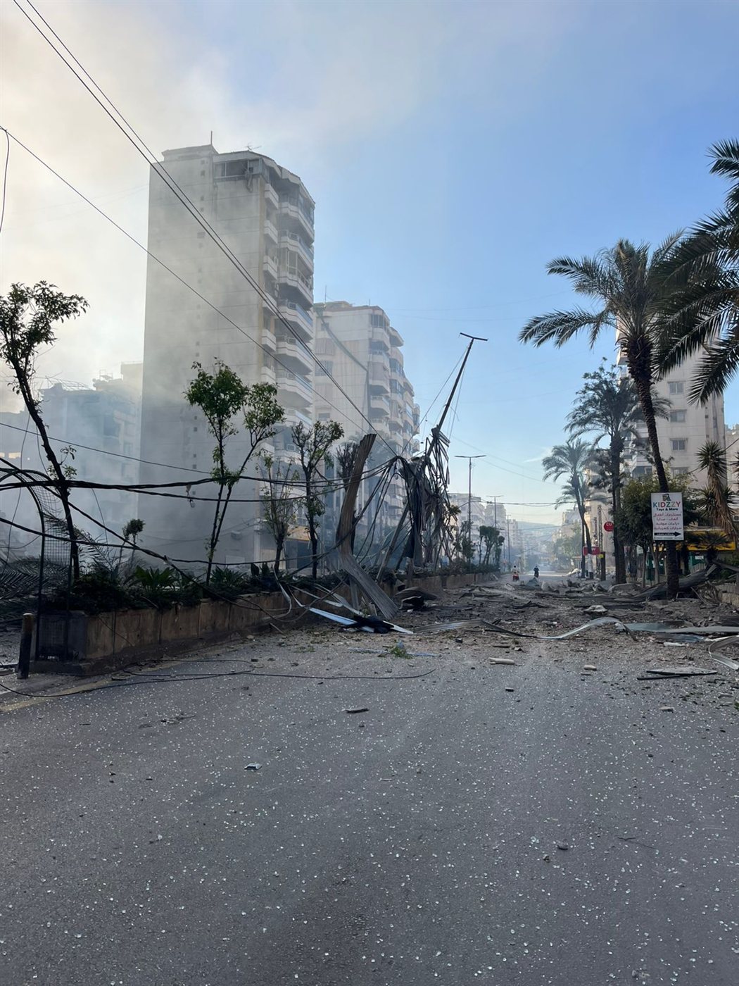 مشاهد صباحية توثق الدمار الهائل الذي خلفته الغارات على الضاحية الجنوبية فجرا