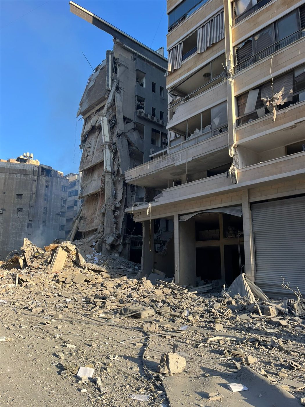 مشاهد صباحية توثق الدمار الهائل الذي خلفته الغارات على الضاحية الجنوبية فجرا