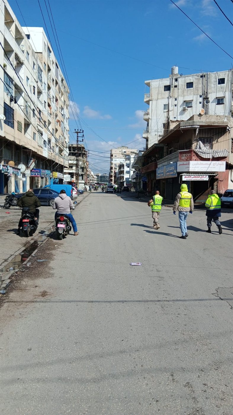 فرق الدفاع المدني تعمل على اخلاء الحي الذي تم تحذيره في محلة مفرق معركة قرب مدينة صور
