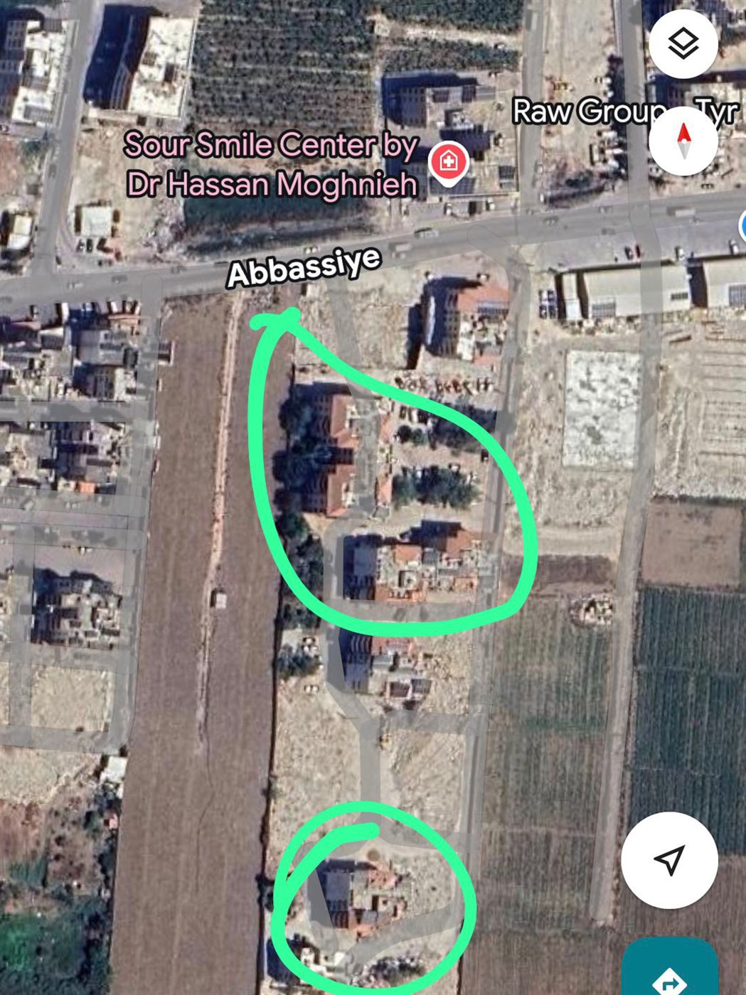 فرق الدفاع المدني تعمل على اخلاء الحي الذي تم تحذيره في محلة مفرق معركة قرب مدينة صور