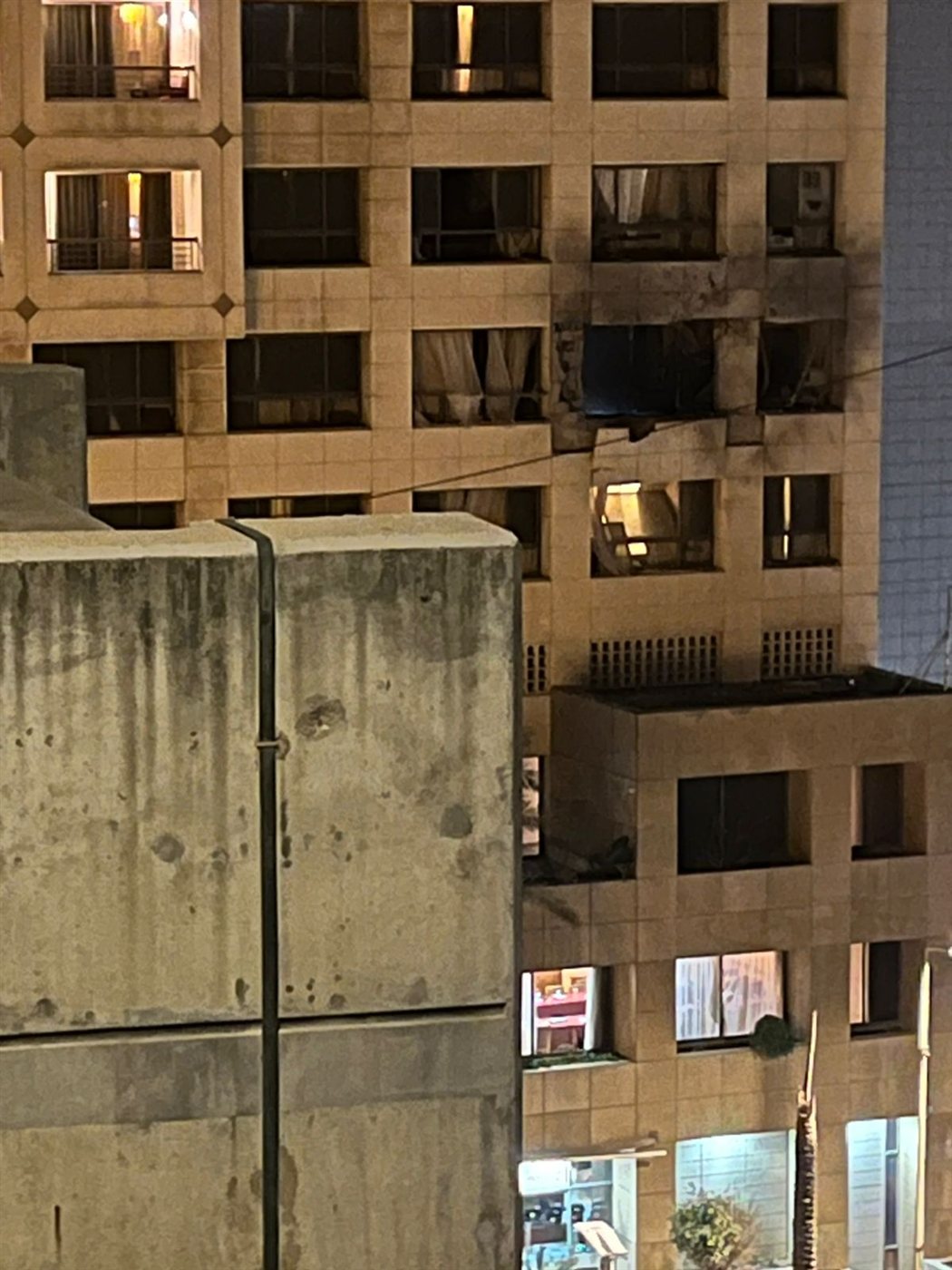 فجرا... مسيرة استهدفت فندق رمادا في الروشة