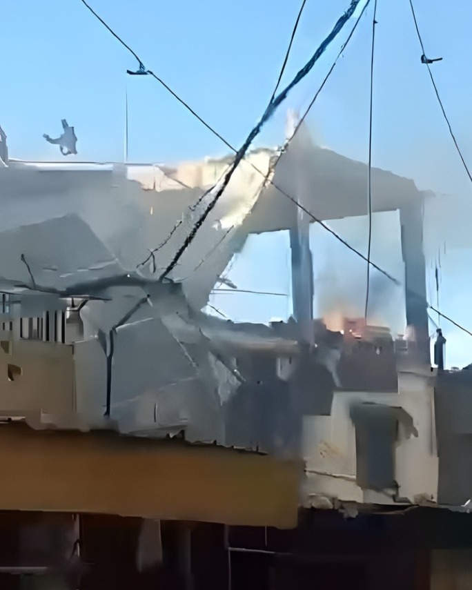 غارة تستهدف مخيم عين الحلوة قرب صيدا