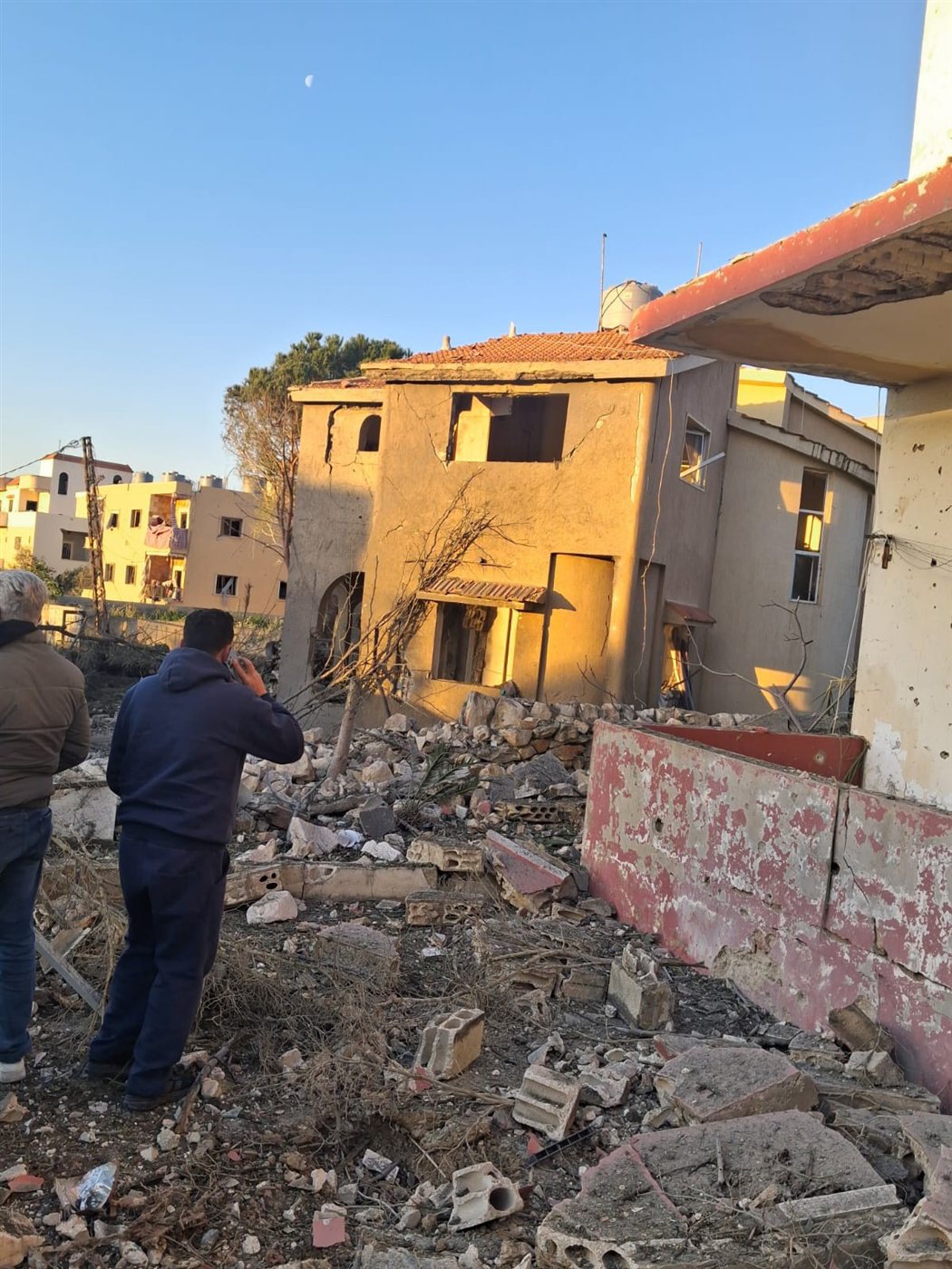 مشاهد صباحية للدمار جراء الغارات الأخيرة على بلدة أنصارية بعد انذارها امس