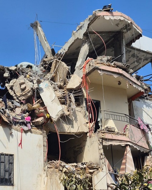 بعد يومين على وقوع الغارة ... العثور على جثمان مواطن بين الانقاض وسط معلومات تشير إلى احتمال وجود جثث أخرى!