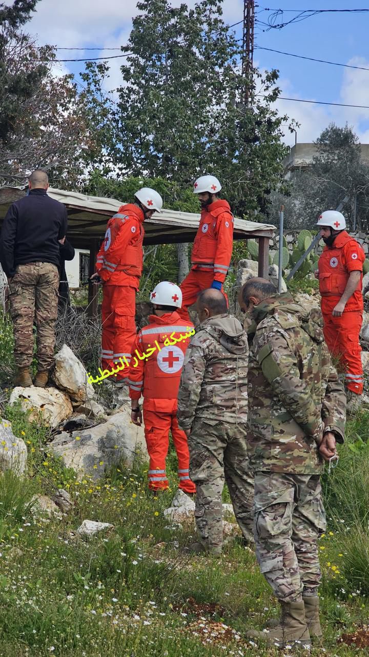 فريق من الصليب الاحمر أجلى بمؤازرة الجيش مواطنة من منزلها في بلدة ارنون