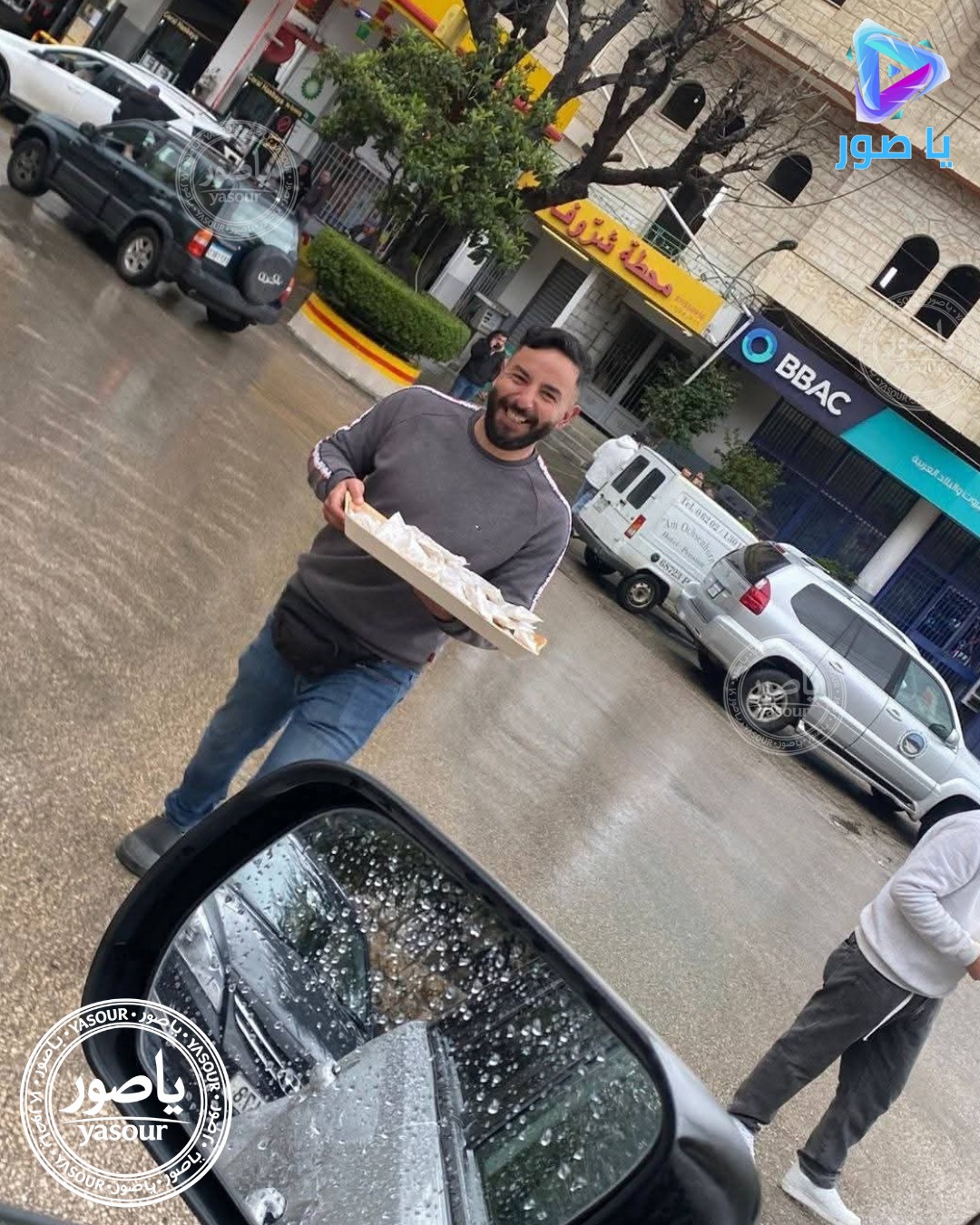 عدد من ابناء بلدة الخيام في حاصبيا الجنوبية وزعوا الحلوى على اهالي حاصبيا ورفعوا يافطة شكر لهم لمحبتهم وحسن استقبالهم