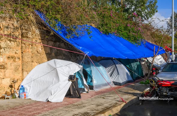 باقون هنا على بعد أمتار من بيوتنا ، باقون هنا لن نغادر، نريد العودة ..