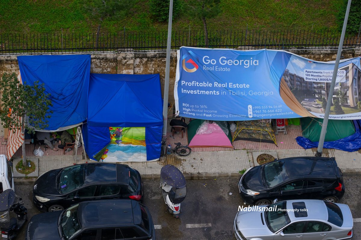 باقون هنا على بعد أمتار من بيوتنا ، باقون هنا لن نغادر، نريد العودة ..