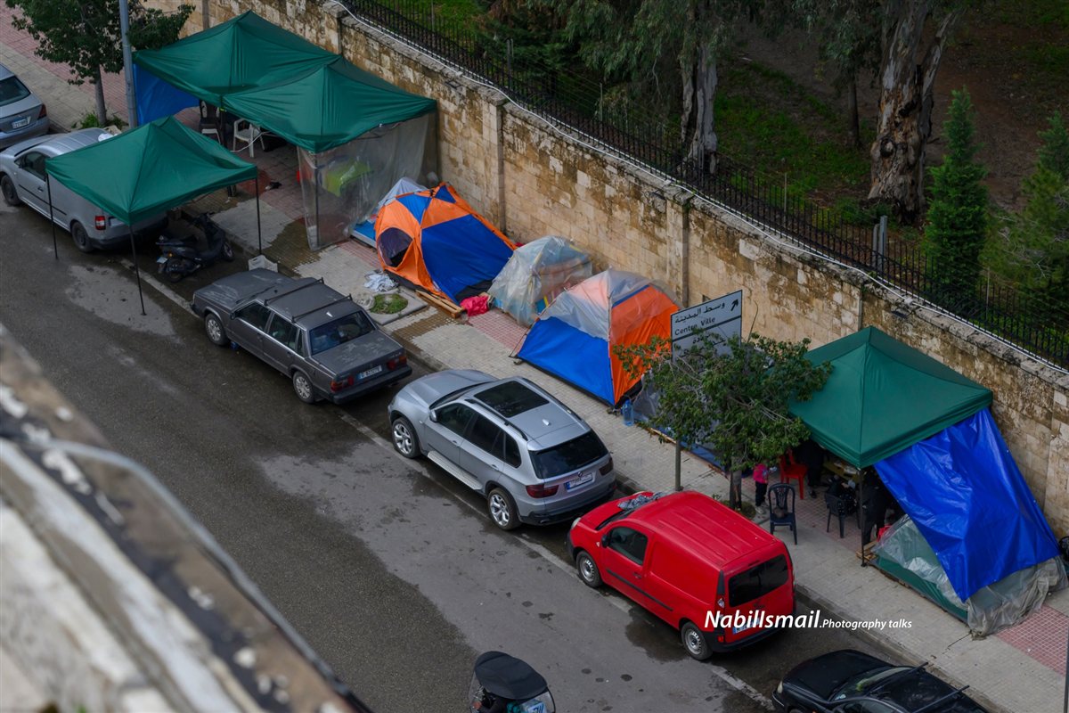 باقون هنا على بعد أمتار من بيوتنا ، باقون هنا لن نغادر، نريد العودة ..