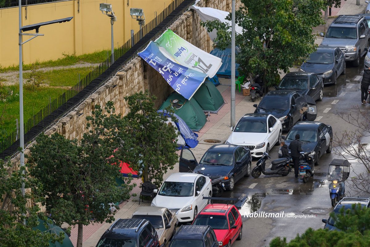 باقون هنا على بعد أمتار من بيوتنا ، باقون هنا لن نغادر، نريد العودة ..