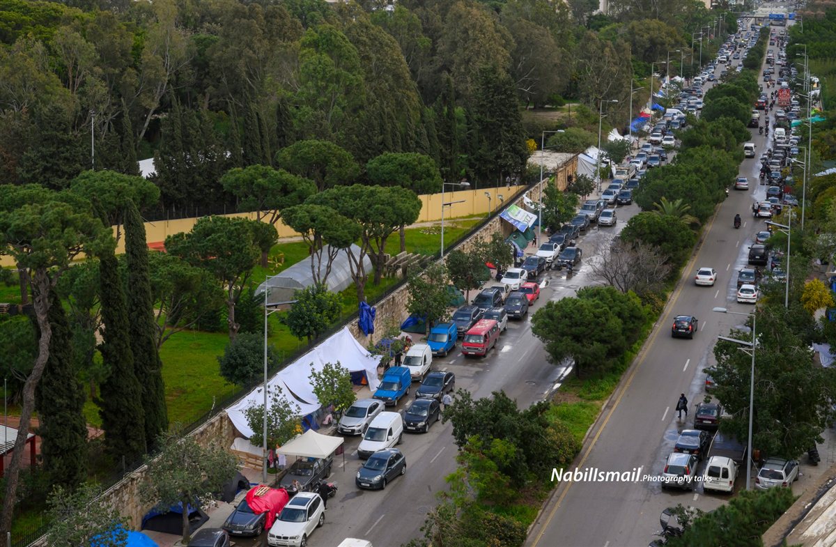 باقون هنا على بعد أمتار من بيوتنا ، باقون هنا لن نغادر، نريد العودة ..