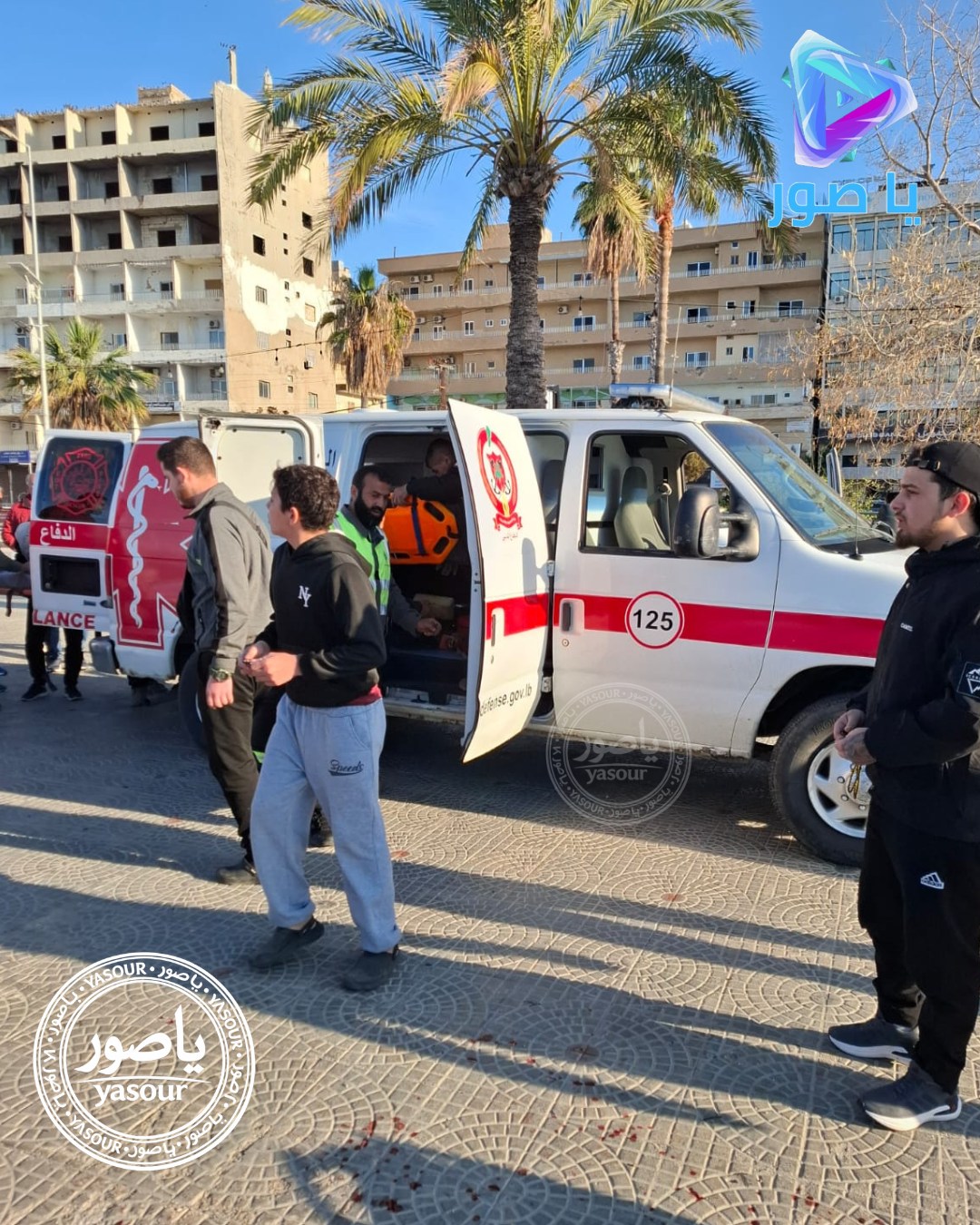 لغارة التي استهدفت الكورنيش الشمالي لمدينة صور قرب دوار العلم تمت بصاروخين وقد استهدفت الناس مباشرة مما ادى الى سقوط ما لا يقل عن 10 اصابات