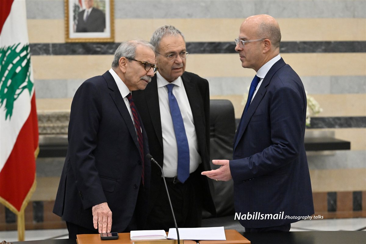 الوزير فادي مكي في حوار جانبي مع رئيس الوزراء نواف سلام ونائبه طارق متري قبل انطلاق جلسة مجلس الوزراء عصر اليوم