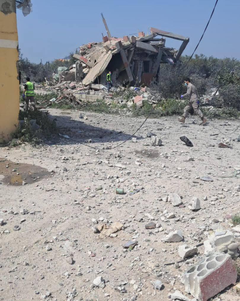 من مكان الغارة في ديرتقلا جنوبي لبنان