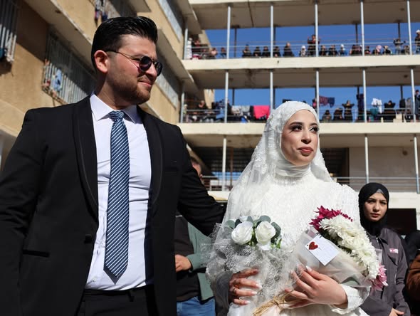 في قلب النزوح في صيدا، نسجت الشابة زينب منتش من جبشيت والشاب خليل نعمة من حبوش قصة حب تحدت الحرب