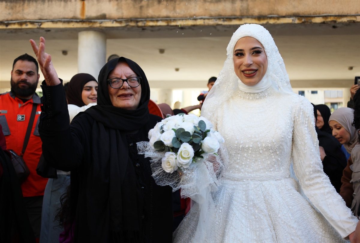 في قلب النزوح في صيدا، نسجت الشابة زينب منتش من جبشيت والشاب خليل نعمة من حبوش قصة حب تحدت الحرب