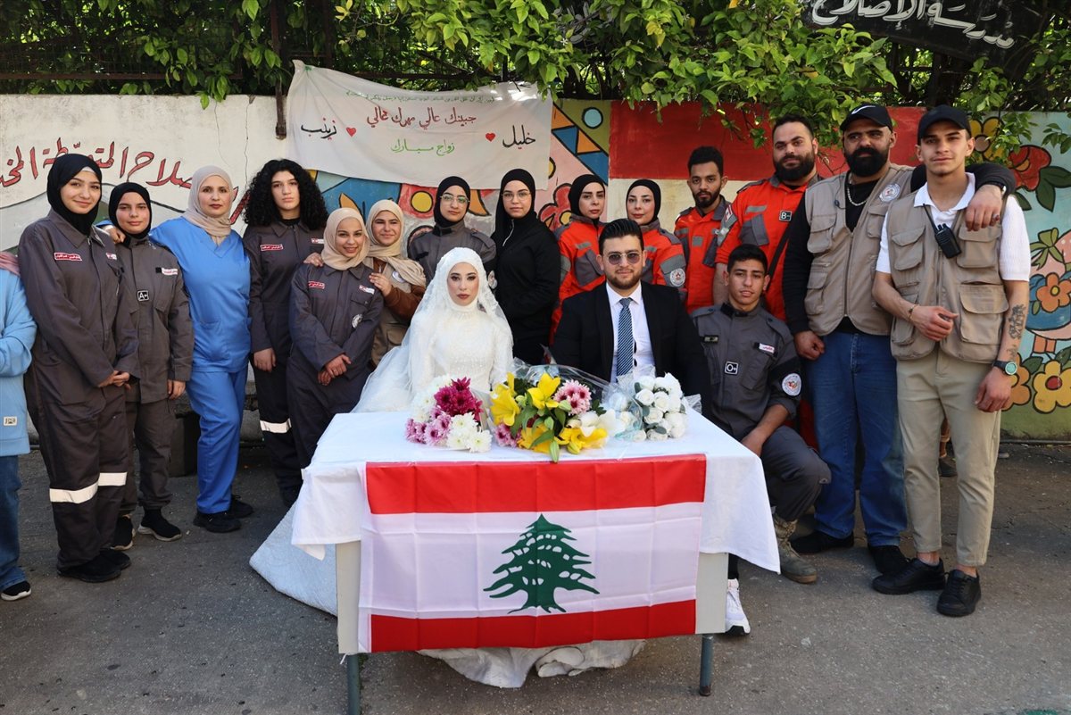 في قلب النزوح في صيدا، نسجت الشابة زينب منتش من جبشيت والشاب خليل نعمة من حبوش قصة حب تحدت الحرب