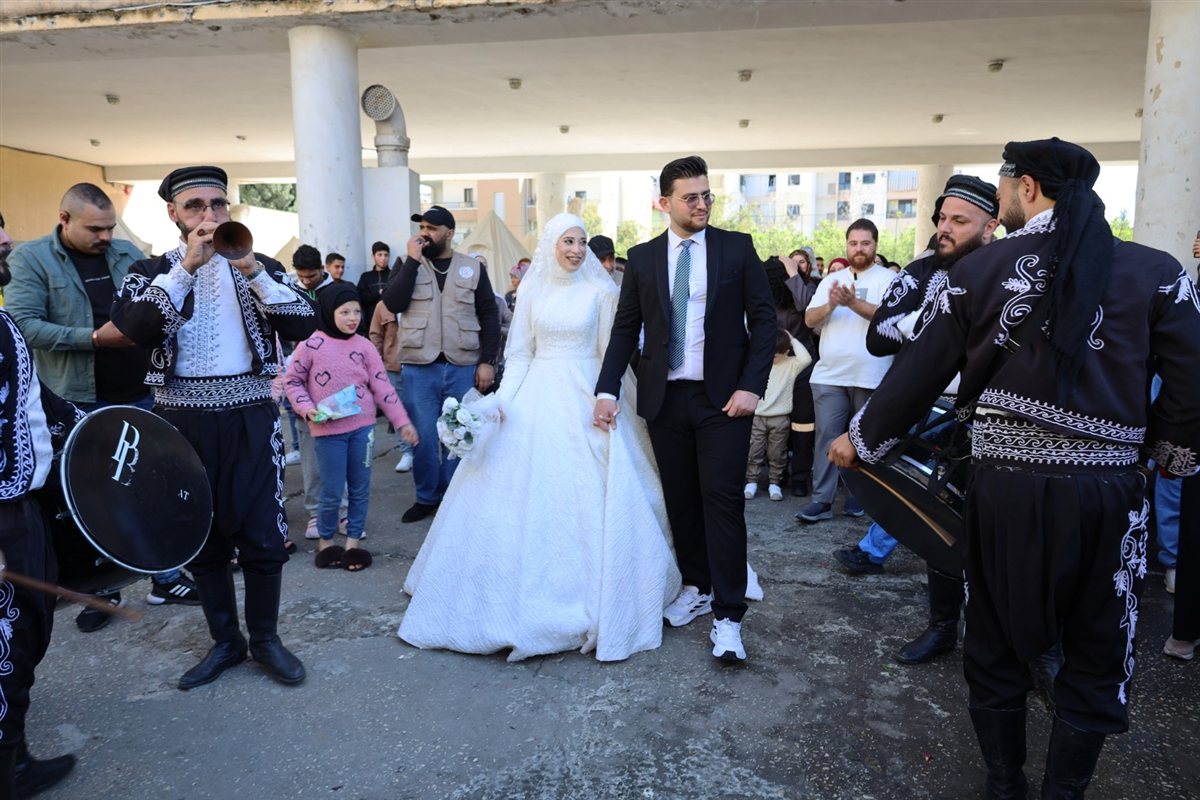 في قلب النزوح في صيدا، نسجت الشابة زينب منتش من جبشيت والشاب خليل نعمة من حبوش قصة حب تحدت الحرب