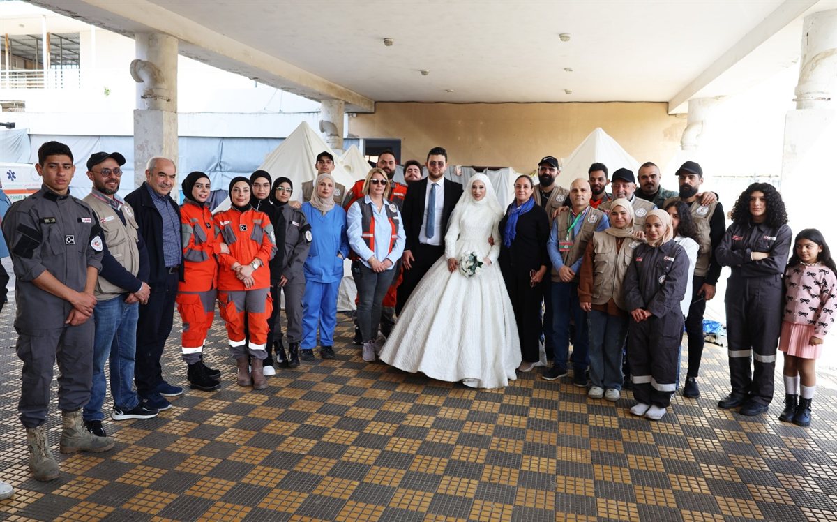 في قلب النزوح في صيدا، نسجت الشابة زينب منتش من جبشيت والشاب خليل نعمة من حبوش قصة حب تحدت الحرب