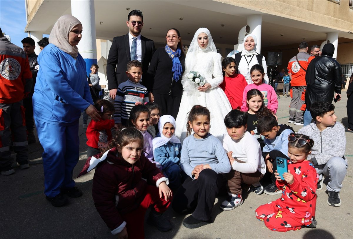 في قلب النزوح في صيدا، نسجت الشابة زينب منتش من جبشيت والشاب خليل نعمة من حبوش قصة حب تحدت الحرب