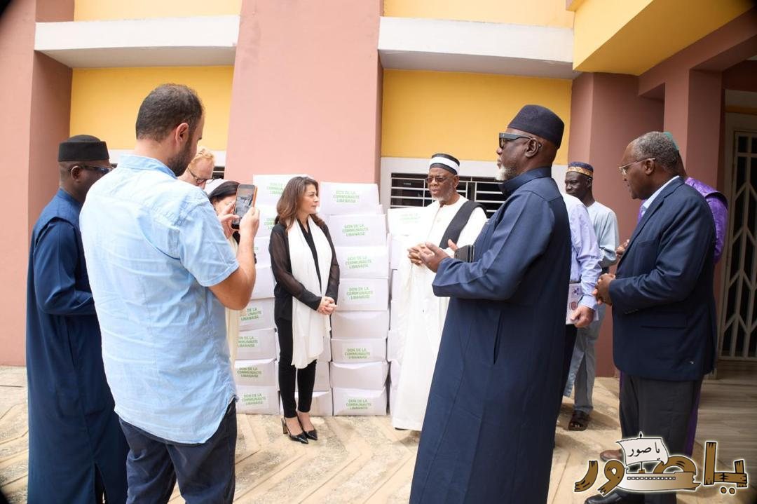 سفيرة لبنان تقود وفدا من الجالية اللبنانية في كوت ديفوار لتقديم 500 حصة غذائية إلى مجلس الأئمة (COSIM) في لفتة إنسانية