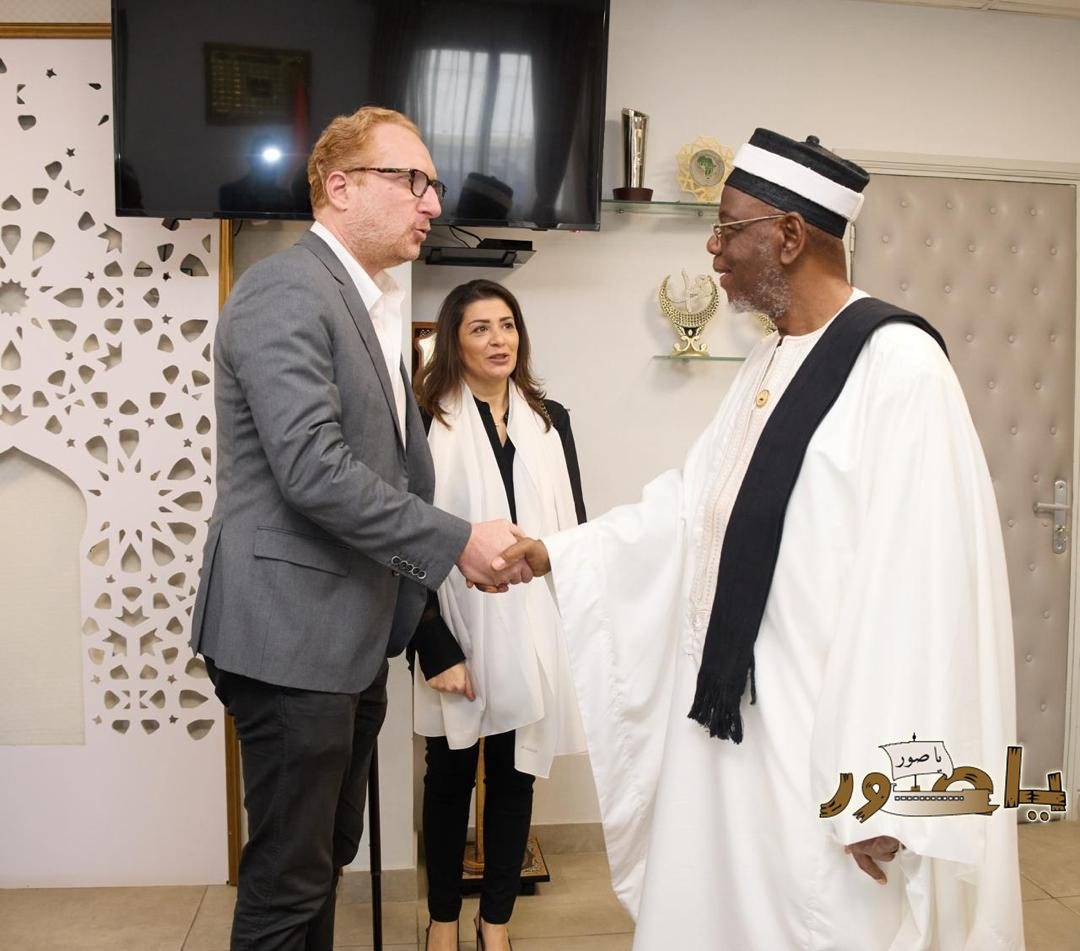 سفيرة لبنان تقود وفدا من الجالية اللبنانية في كوت ديفوار لتقديم 500 حصة غذائية إلى مجلس الأئمة (COSIM) في لفتة إنسانية