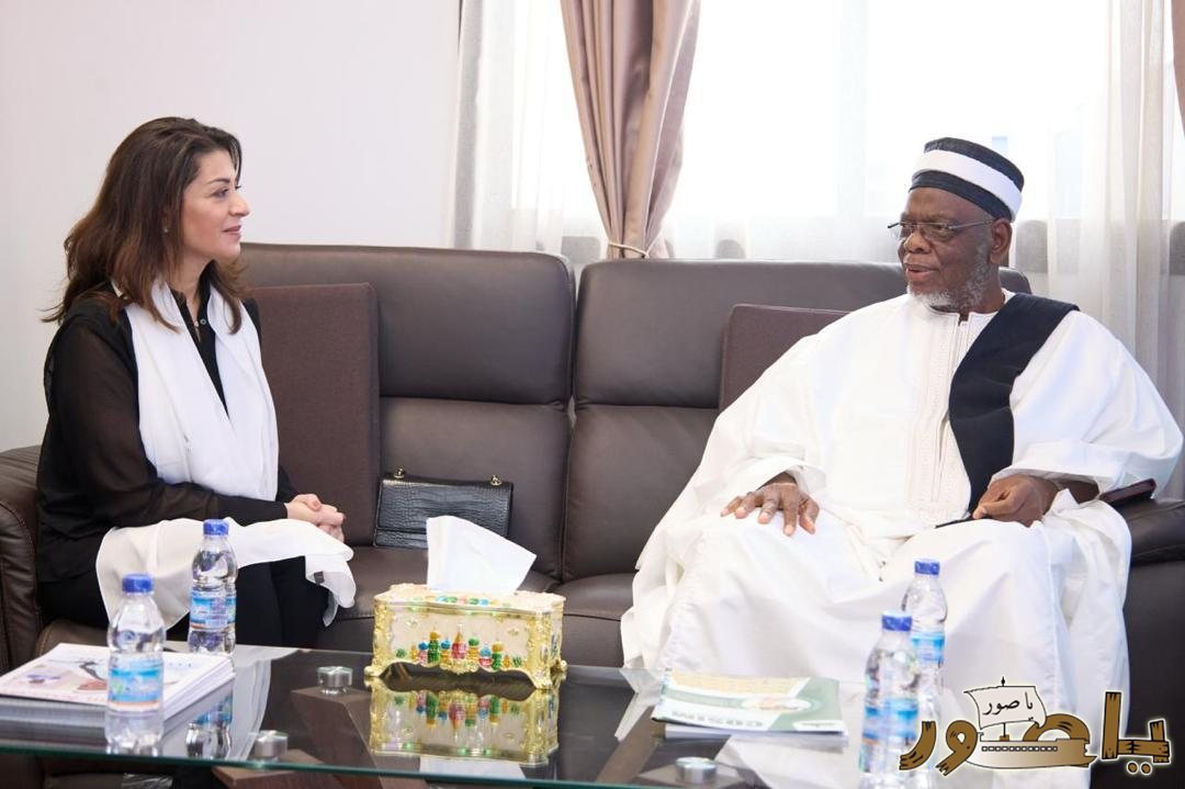 سفيرة لبنان تقود وفدا من الجالية اللبنانية في كوت ديفوار لتقديم 500 حصة غذائية إلى مجلس الأئمة (COSIM) في لفتة إنسانية